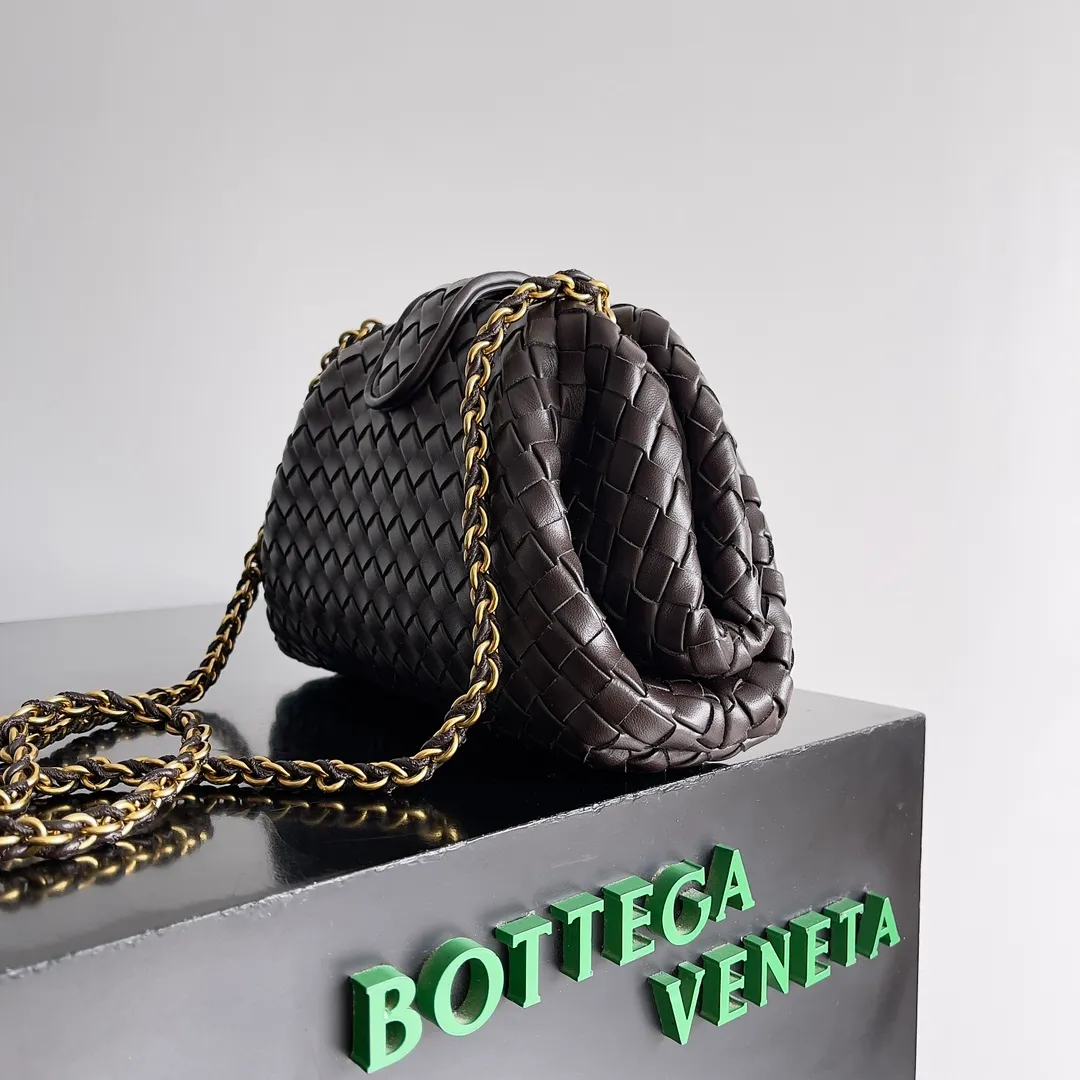 Batch 1880BOTTEGA VENETA BOTTEGA LAUREN 1980 small clutch bag is new! The small size that many people squat on is finally here. The self-adjustable zipper is a highlight of this bag. After being removed, it can be used as a handbag for important occasions. One bag unlocks two carrying methods at the same time. It is practical and has a unique sense of structure and beautiful lines. It is more elegant than a small cloud. It is a tribute to the classics and the pursuit of modernity. Style number: 804038 Size: 27*15*8cm